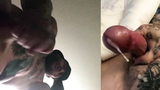 Накачанный мужик с татуировками на теле мастурбирует хуй