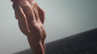Парень на пляже подсматривает за обнаженными нудистами