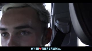 Старший брат в машине поимел младшего с черным другом