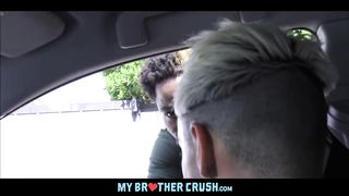 Старший брат в машине поимел младшего с черным другом