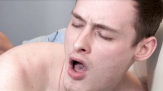 Отчим обещает купить пасынку новый айфон после анального секса