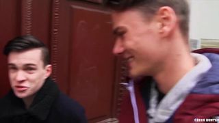 Мужик с камерой развел на групповой секс двух парней