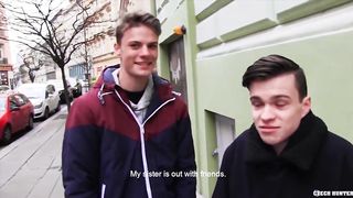 Мужик с камерой развел на групповой секс двух парней