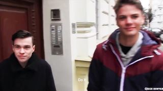 Мужик с камерой развел на групповой секс двух парней