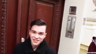 Мужик с камерой развел на групповой секс двух парней