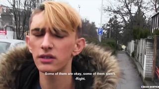 Молодой пацан согласился поиметь незнакомца в анус за деньги