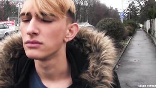 Молодой пацан согласился поиметь незнакомца в анус за деньги