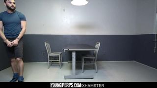 Полицейский в участке трахает трахает вора в задницу