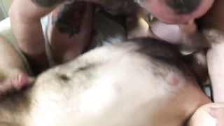 Волосатые мужики втроем занимаются групповым сексом