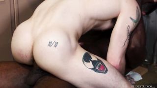 Чернокожий тренер в раздевалке прокатил паренька на члене