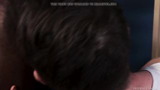 Чернокожий тренер в раздевалке прокатил паренька на члене