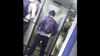 Гей в общественном туалете дрочит большой хуй незнакомца