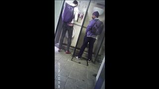 Гей в общественном туалете дрочит большой хуй незнакомца