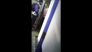 Гей в общественном туалете дрочит большой хуй незнакомца