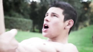 Четыре парня на заднем дворе дома занимаются групповым сексом