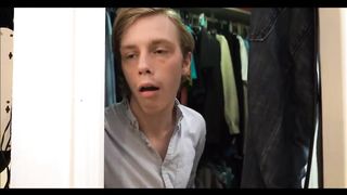 Пасынок подсмотрел за дрочащим отчимом и дал в очко