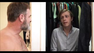 Пасынок подсмотрел за дрочащим отчимом и дал в очко