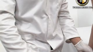 Врач после обследования простаты дрочи член пациента