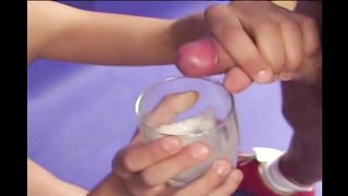 Чуваки по очереди кончают на лицо гея и в стакан