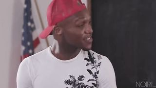 Чернокожие студенты в кабинете трахаются на столе