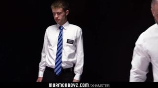 Парень хочет стать мормоном и трахается с двумя святыми отцами