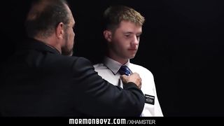 Парень хочет стать мормоном и трахается с двумя святыми отцами