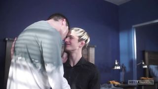 Татуированный парень трахает в очко худенького друга