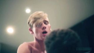 Молодой богач отдается в очко личному водителю