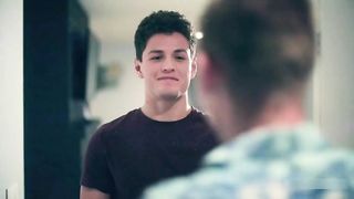 Молодой богач отдается в очко личному водителю