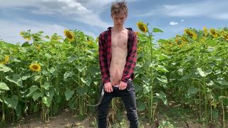 Красавчик дрочит большой хуй в поле за городом