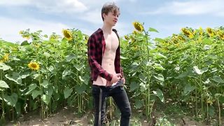 Красавчик дрочит большой хуй в поле за городом