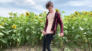 Красавчик дрочит большой хуй в поле за городом