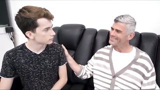 Зрелый мужик занялся сексом с двумя соседскими парнями