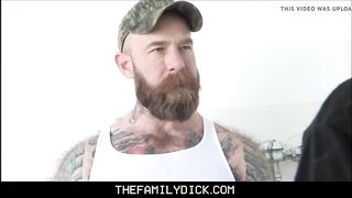 Брутальный мужик заставил молодого парня лизать подмышки и выебал его в очко