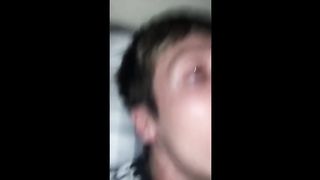 Дает спортсмену на клык и снимает все происходящее на камеру