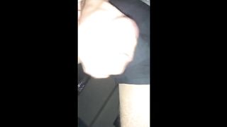 Дает спортсмену на клык и снимает все происходящее на камеру