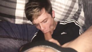 Дает спортсмену на клык и снимает все происходящее на камеру