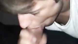 Снимает на телефон своего отменно сосущего хуй приятеля