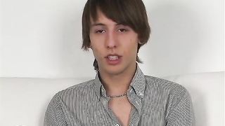 Молодой гопник с наслаждением отъебал в жопу тощего братюню