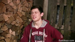 Сын дровосека сосет большой член заезжему городскому парню