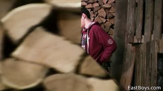 Сын дровосека сосет большой член заезжему городскому парню