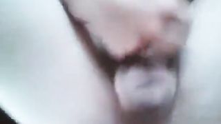 Ебет в задницу приятеля и дрочит ему большой член одновременно