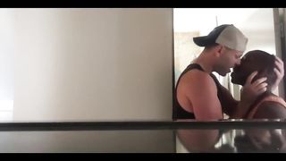Темнокожий планокур курит дудку двум белым геям качкам