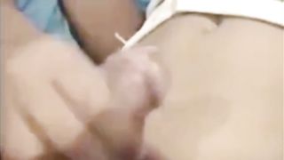 Выпившие друзья гопники дрочат члены друг другу на спор