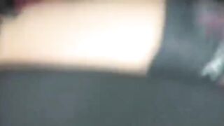 Водитель получает минет за рулем и ебет друга у забора ночью