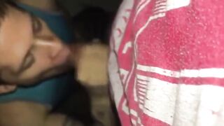 Водитель получает минет за рулем и ебет друга у забора ночью