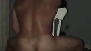 Крепкий мужик прыгает на самотыке