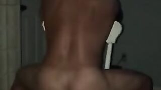 Крепкий мужик прыгает на самотыке