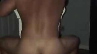 Крепкий мужик прыгает на самотыке