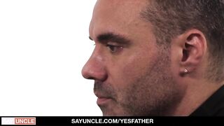 Пастор трахает бизнесмена в задницу